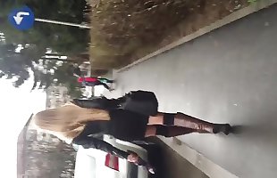 mata-mata seksi rambut pirang gadis berjalan pada rumania jalan-jalan
