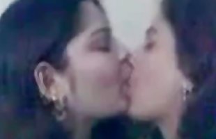 भारतीय कॉलेज लड़कियों चुंबन