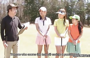 asiatische Golf Spiel dreht in ein Spielzeug Sitzung