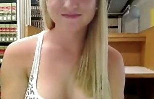 сексуальный блондинка Грудастая Подросток мастурбирует В публичных Библиотека
