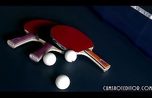 Devot Japanisch Teen Gemacht zu saugen Schwanz bei Die ping pong Tabelle