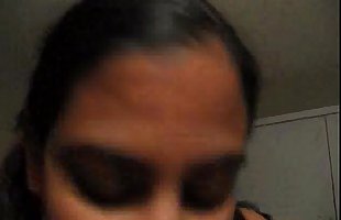 amateur indiase Meisje Van NaughtyYoucom geeft blowjob