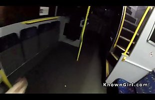Tetona peludo coño amateur Masturbar en un autobús