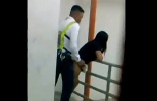 Graban al vigilante de seguridad  follando una mujer