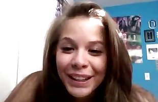 kurus rambut coklat remaja menggoda pada webcam