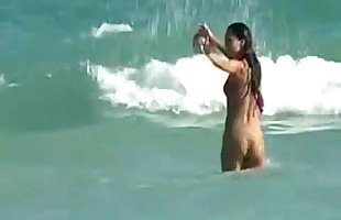 Nóng Jessica Alba trên bãi biển, tọc VID